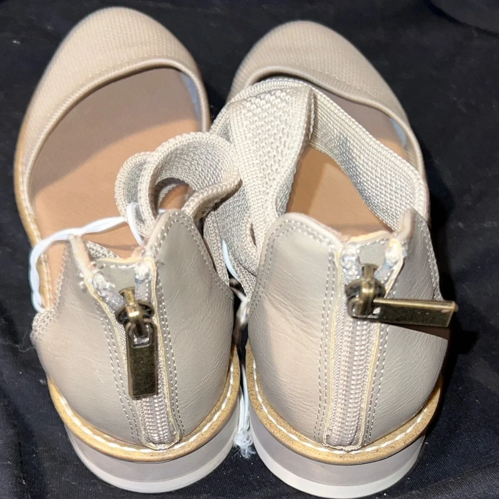 Metropolitan View  Women’s Tan flat shoes with ankle strap. Size 7.5.  NWOT.